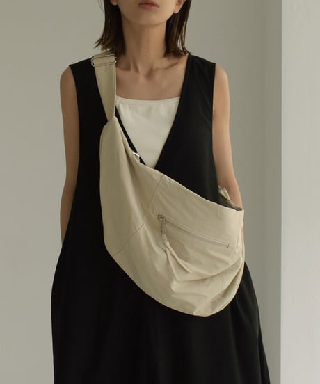 mb-bag2-02628　撥水　フロントジップ ナイロンビッグショルダーバッグ　エクリュ　ブラック