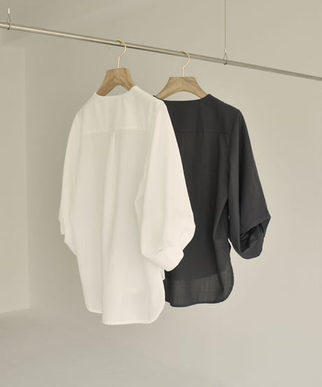 tops-02372　ツイストスリーブブラウス　ホワイト　チャコール