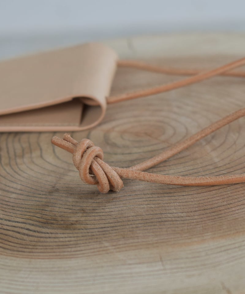 leather-09005 牛革 パスケースネックレス ヌメ ブラック | L a v i s