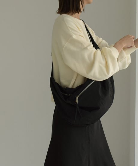 mb-bag2-02628　撥水　フロントジップ ナイロンビッグショルダーバッグ　エクリュ　ブラック