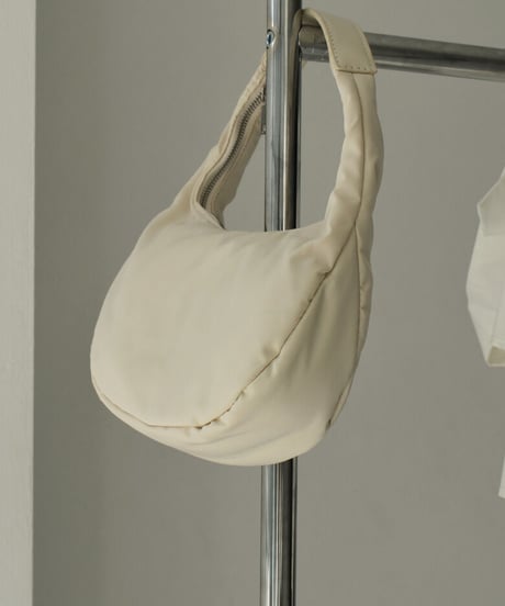 nh-bag2-02639　ハーフムーン パフバッグ　エクリュ