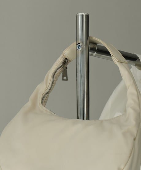 nh-bag2-02639　ハーフムーン パフバッグ　エクリュ