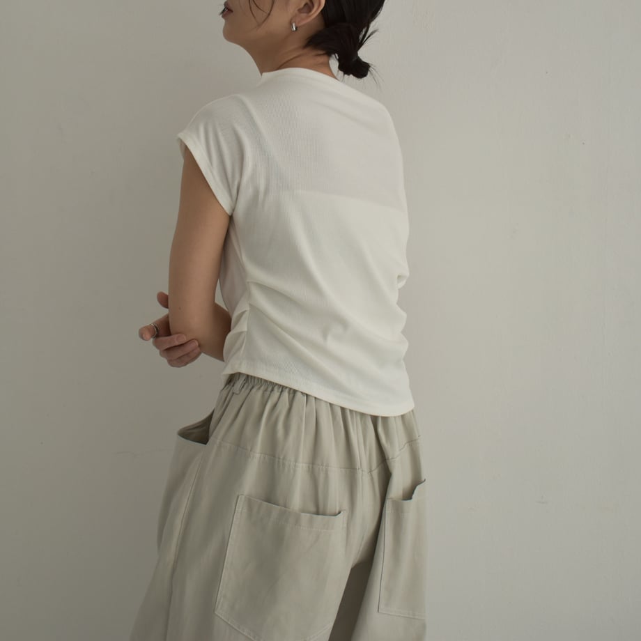 nh-tops-02471 オフショルダーコンパクトTシャツ ホワイト