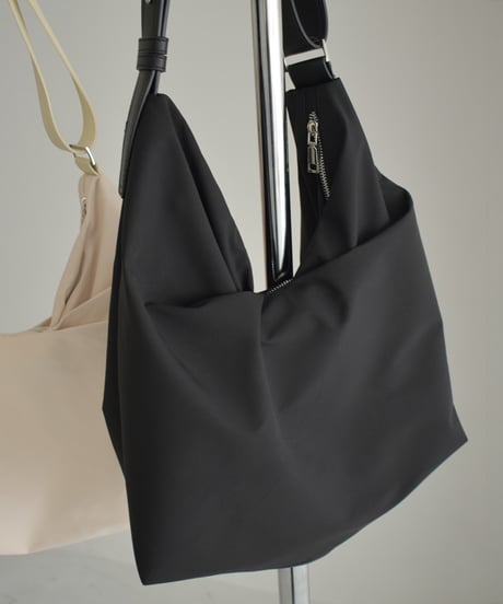 bag2-02648　タックデザイン 撥水 ナイロン ビッグトートバッグ　エクリュ　ブラック
