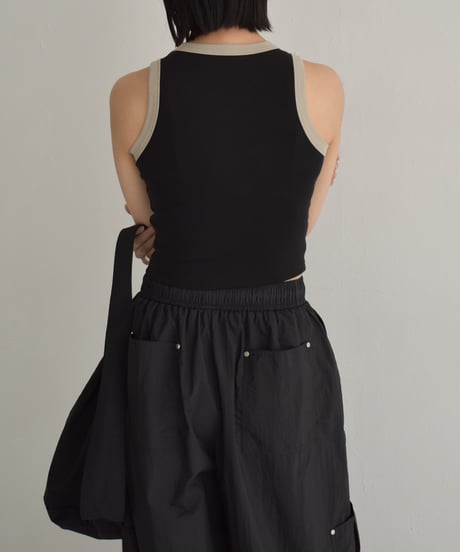 nh-tops-02561　バイカラー クロップド タンクトップ　カーキベージュ　ブラック