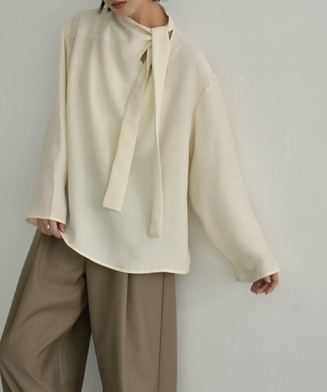 tops-02520　アシンメトリー ボウタイブラウス　エクリュ　チャコール
