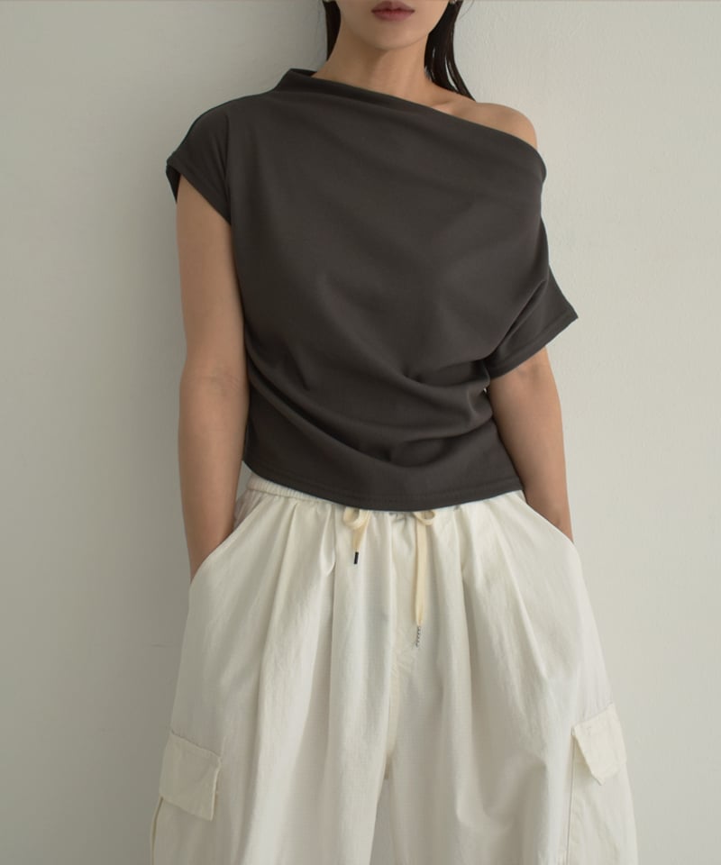 nh-tops-02471 オフショルダーコンパクトTシャツ ホワイト