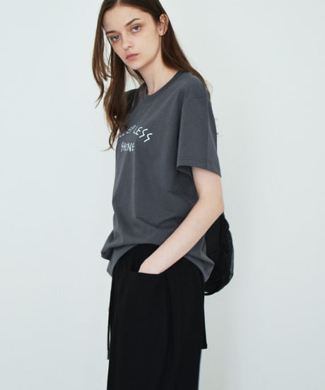 nh-tops-02621　テキスト ロゴ Tシャツ　ホワイト　チャコール　ブラック