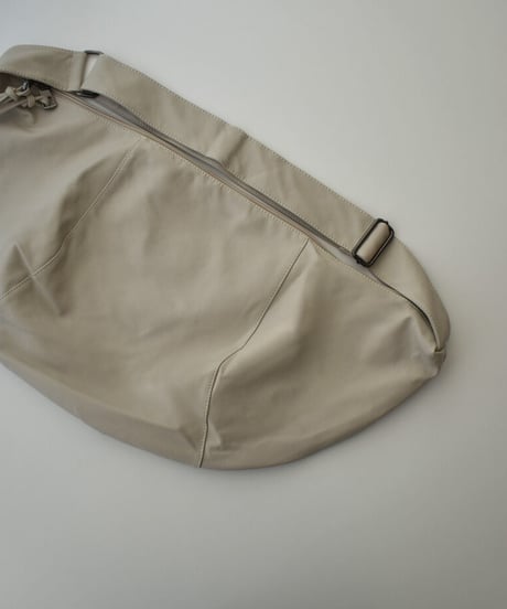 nh-bag2-02643　フロントジップ ショルダーバッグ　グレージュ　ブラック