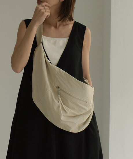 mb-bag2-02628　撥水　フロントジップ ナイロンビッグショルダーバッグ　エクリュ　ブラック