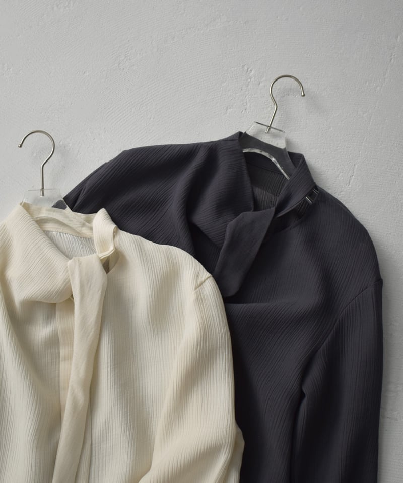 tops-02520 アシンメトリー ボウタイブラウス エクリュ チャコール | L