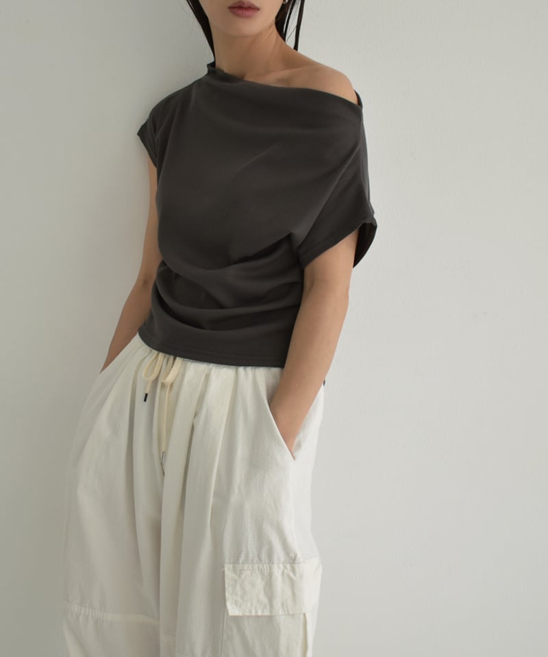 nh-tops-02471 オフショルダーコンパクトTシャツ ホワイト