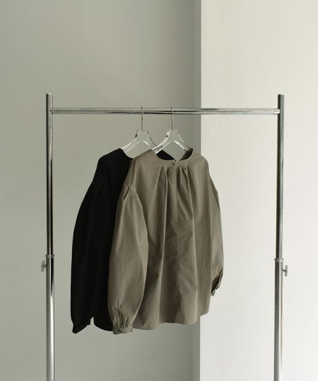 tops-02435　 コットン タックボーリューム ブラウス 　カーキ　ブラック