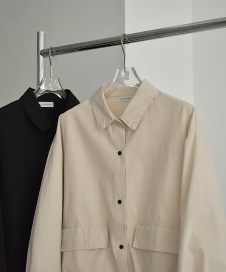 tops-02459　フラップポケット クロップド シャツ　エクリュ　ブラック