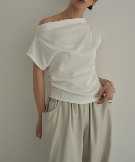 nh-tops-02471　オフショルダーコンパクトTシャツ　ホワイト　チャコール