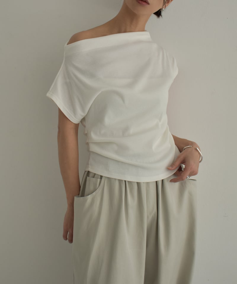 nh-tops-02471 オフショルダーコンパクトTシャツ ホワイト