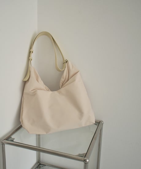bag2-02648　タックデザイン 撥水 ナイロン ビッグトートバッグ　エクリュ　ブラック