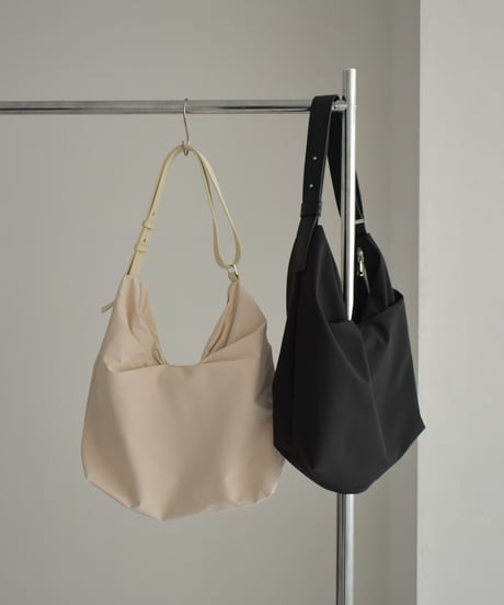 bag2-02648　タックデザイン 撥水 ナイロン ビッグトートバッグ　エクリュ　ブラック