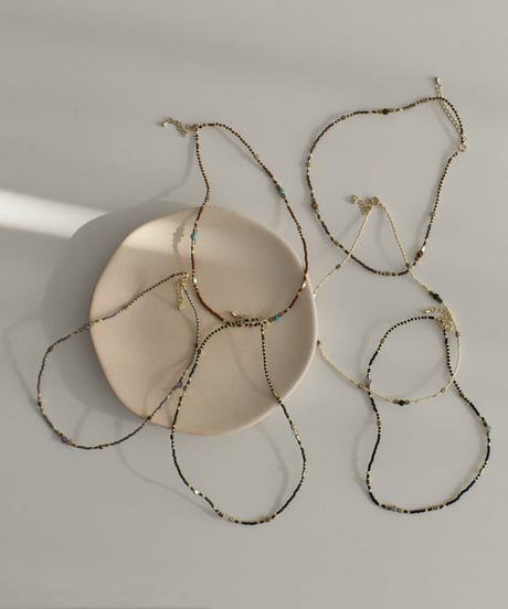 mb-necklace2-02047　ランダムビーズ ショートネックレス　ホワイト　パープル　グリーン　モカ　ブラウン　ブラック
