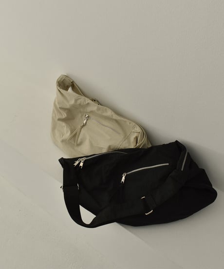 mb-bag2-02628　撥水　フロントジップ ナイロンビッグショルダーバッグ　エクリュ　ブラック
