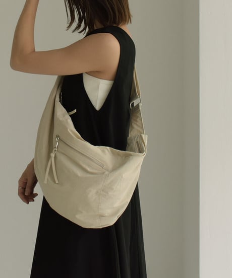 mb-bag2-02628　撥水　フロントジップ ナイロンビッグショルダーバッグ　エクリュ　ブラック