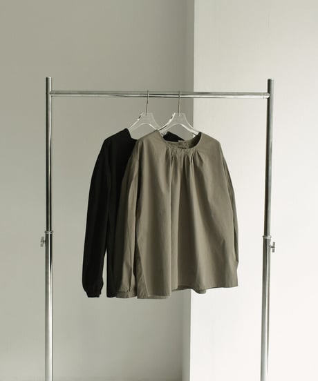 tops-02435　 コットン タックボーリューム ブラウス 　カーキ　ブラック