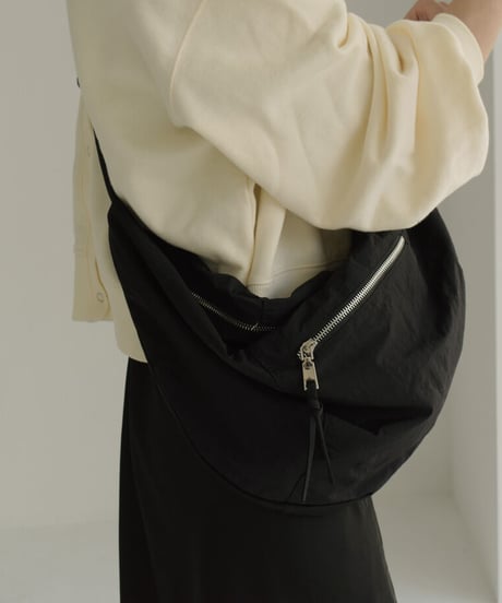 mb-bag2-02628　撥水　フロントジップ ナイロンビッグショルダーバッグ　エクリュ　ブラック