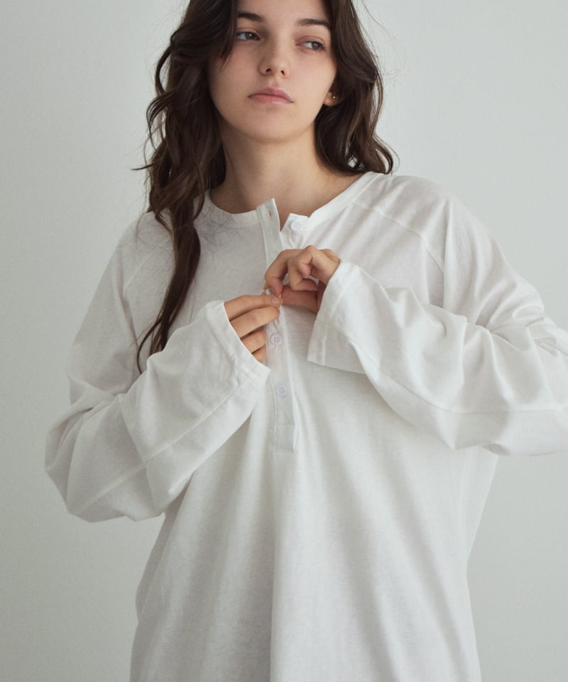 tops-02601 ヘンリーネック ロングTシャツ ホワイト | L a v i s h G