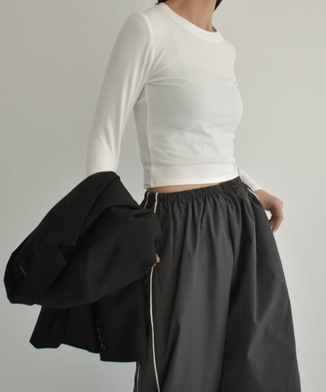 nh-tops-02463　バックオープン フィット トップス　ホワイト　アイボリー　チャコール　ブラック