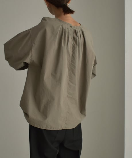 tops-02435　 コットン タックボーリューム ブラウス 　カーキ　ブラック