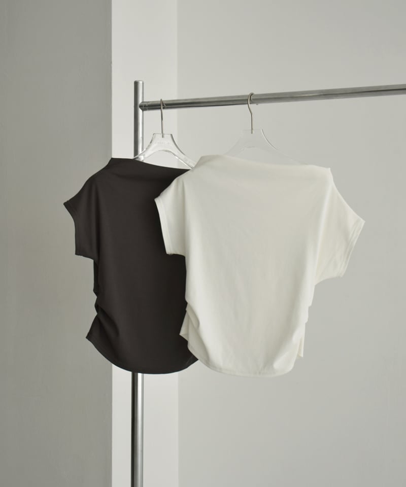 nh-tops-02471 オフショルダーコンパクトTシャツ ホワイト