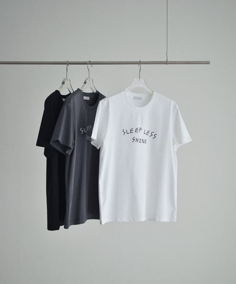nh-tops-02621　テキスト ロゴ Tシャツ　ホワイト　チャコール　ブラック