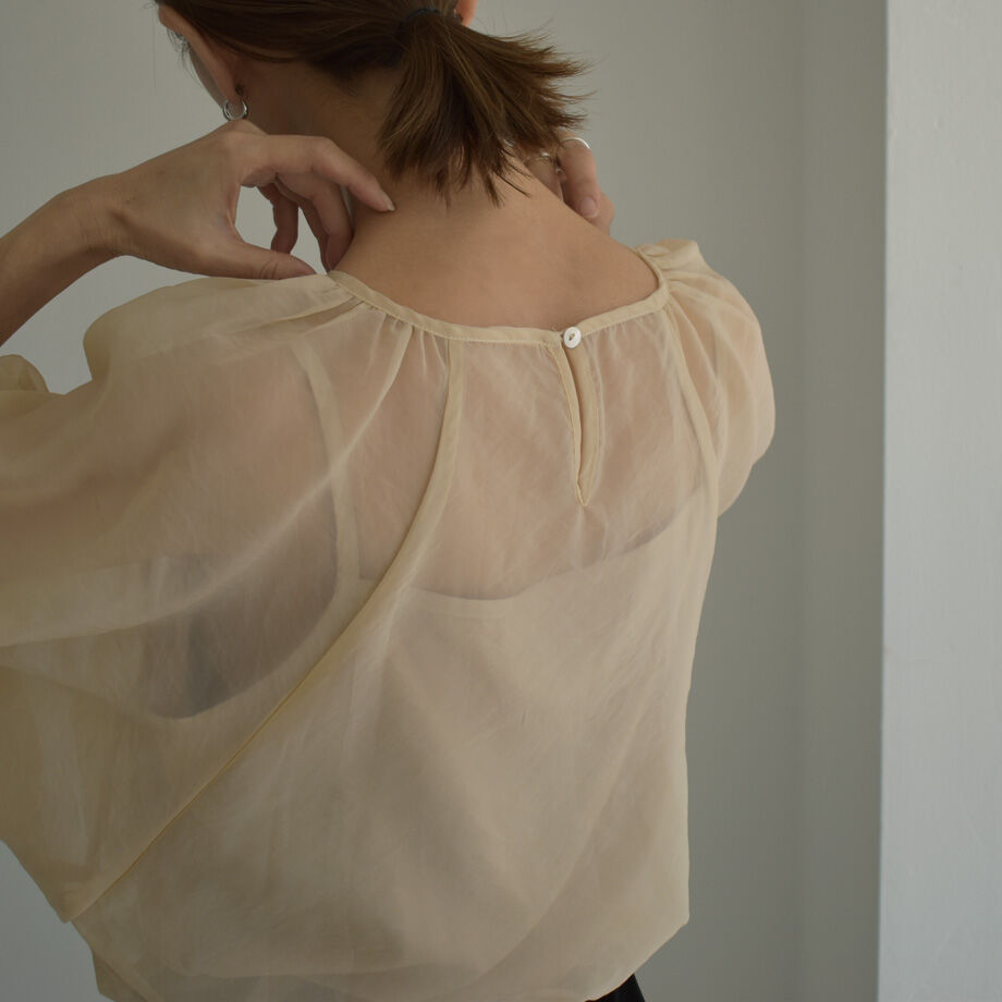 tops-02407 インナーキャミ付き ランタンスリーブ シアーブラウス 
