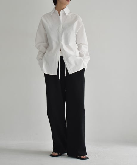 tops-02529　バックボタンデザインシャツ　ホワイト　ベージュ