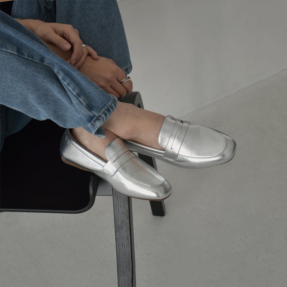 トッズ 24.5 コインローファー ドライビングシューズ エナメル シルバー fit=scale-down,w=1200