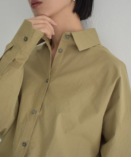 tops-02529　バックボタンデザインシャツ　ホワイト　ベージュ