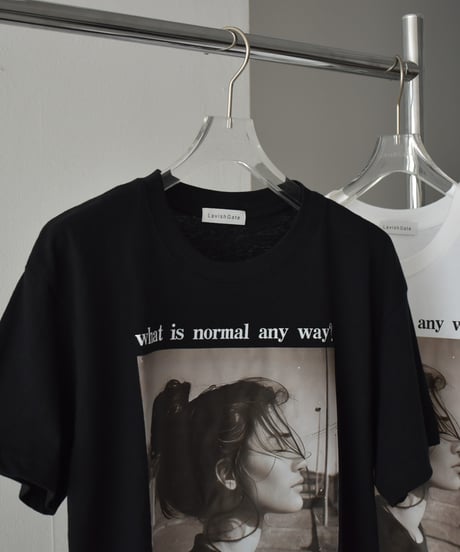 nh-tops-02559　フォトグラフィック Tee　"What is"　ホワイト　ブラック