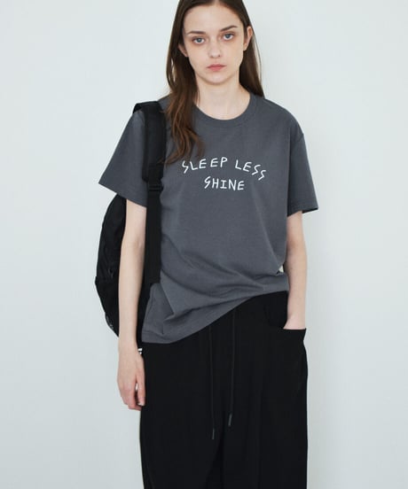 nh-tops-02621　テキスト ロゴ Tシャツ　ホワイト　チャコール　ブラック