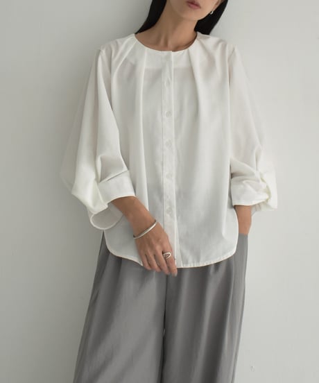 tops-02372　ツイストスリーブブラウス　ホワイト　チャコール