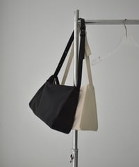 bag2-02664　スクエア ショルダーバッグ　エクリュ　ブラック