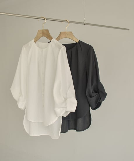 tops-02372　ツイストスリーブブラウス　ホワイト　チャコール