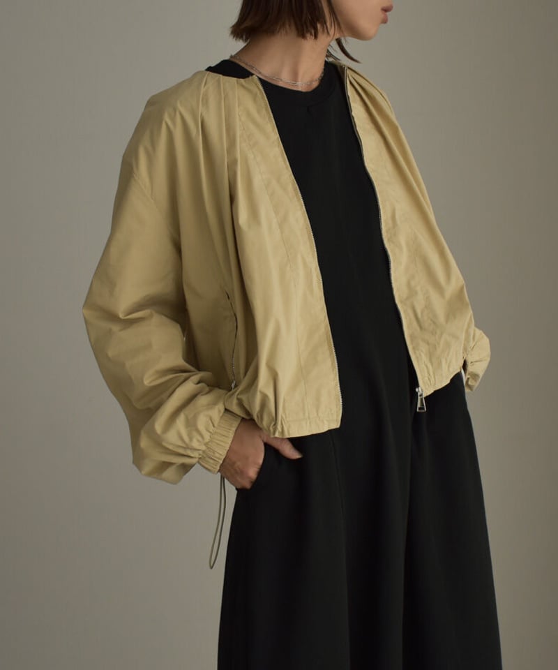 outer-02063 ノーカラータックブルゾン ベージュ ブラック | L a v i s