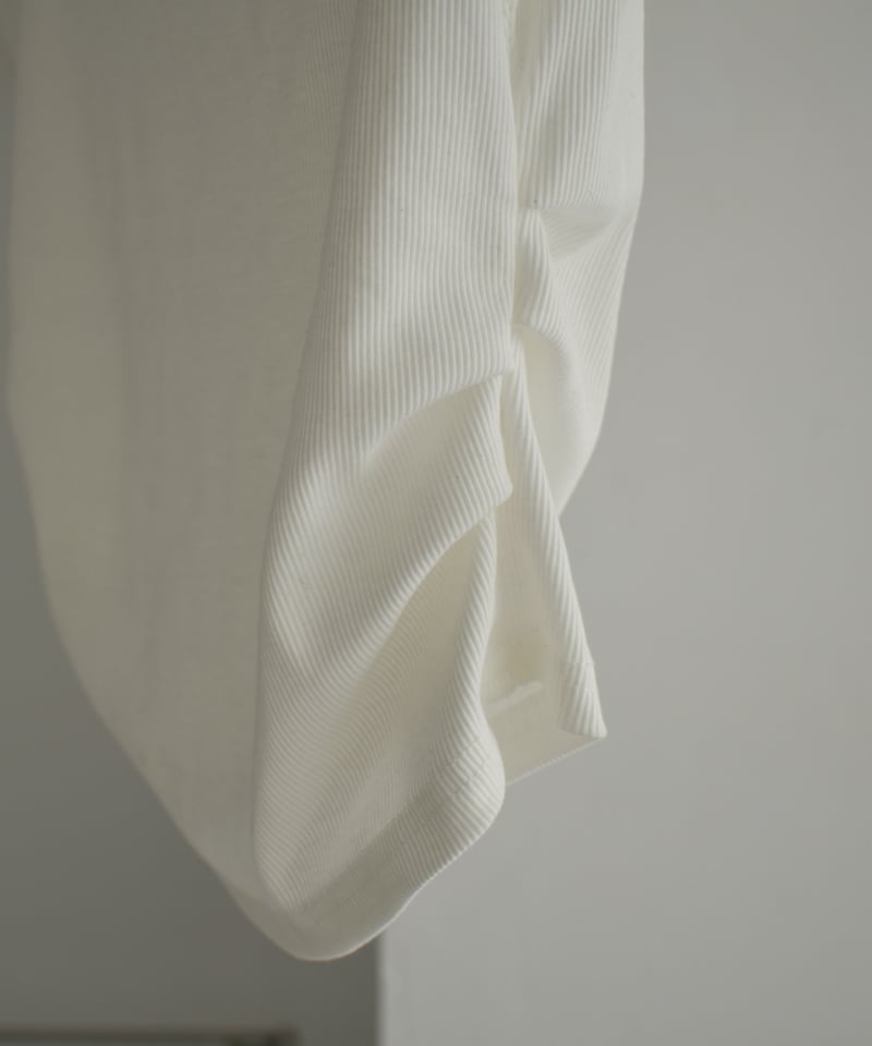 nh-tops-02471 オフショルダーコンパクトTシャツ ホワイト チャコール