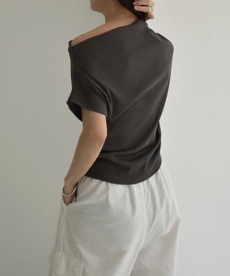 nh-tops-02471　オフショルダーコンパクトTシャツ　ホワイト　チャコール