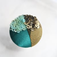 刺繍ブローチ（Kurumi和）ターコイズ（１２月誕生石）