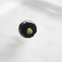 刺繍ブローチ（Kurumi和）ペリドット（８月誕生石）