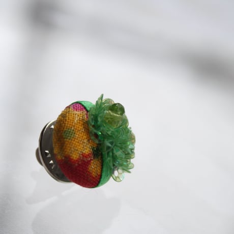 刺繍ブローチ（Kurumi和）ペリドット（８月誕生石）