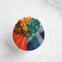 刺繍ブローチ（Kurumi和）ペリドット（８月誕生石）