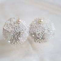 刺繍ピアス・イアリング～初雪～