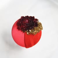 刺繍ブローチ（Kurumi和）ルビー（７月誕生石）